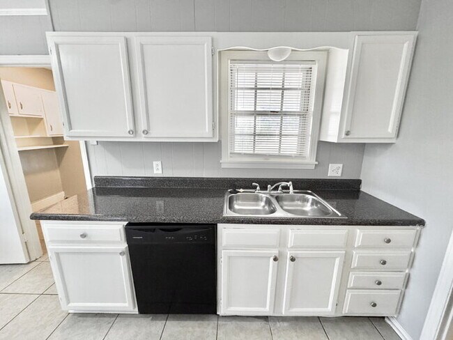 Building Photo - 4936 Leven Rd