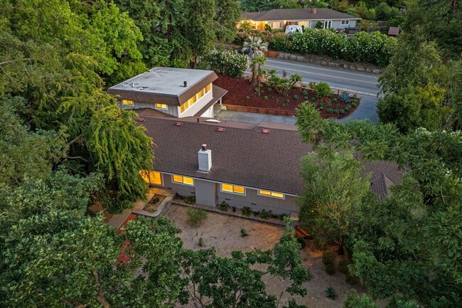 Building Photo - Spacious Menlo Park Retreat with 6 Bedroom...