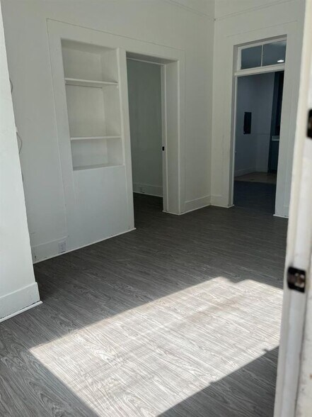 Building Photo - 184 Elm St