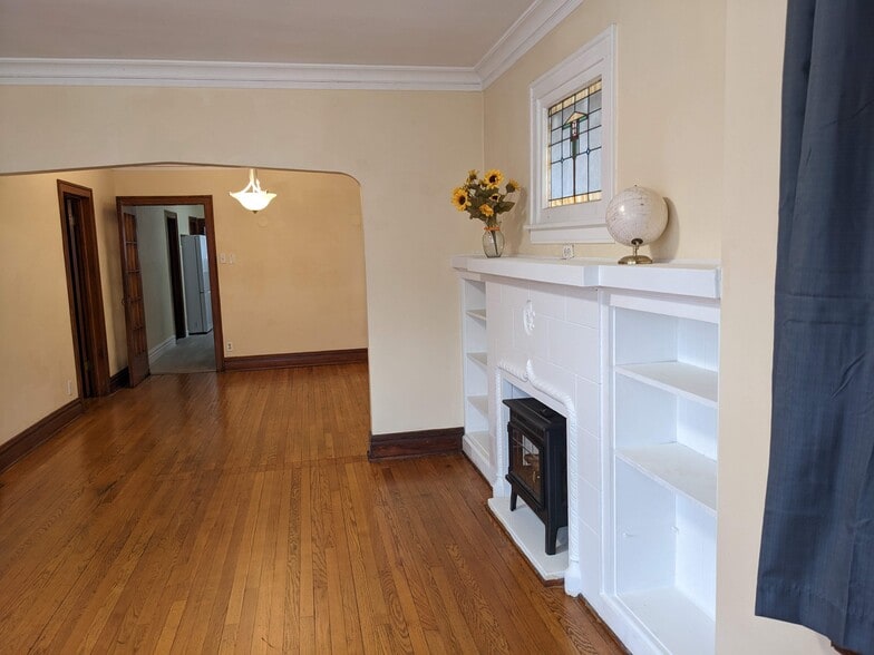 Building Photo - 1833 Gunderson Ave