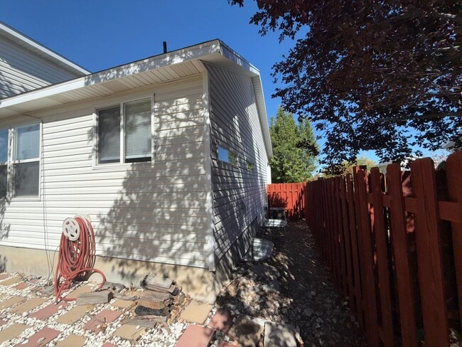 Building Photo - Spacious Tri-Level Home for Rent in Tooele...