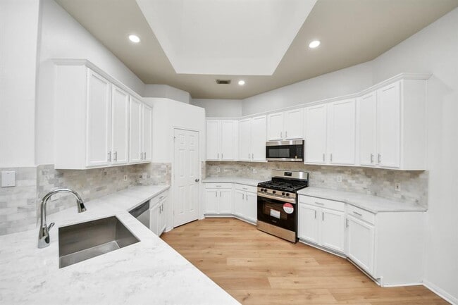 Primary Photo - 5931 Mettler Ln