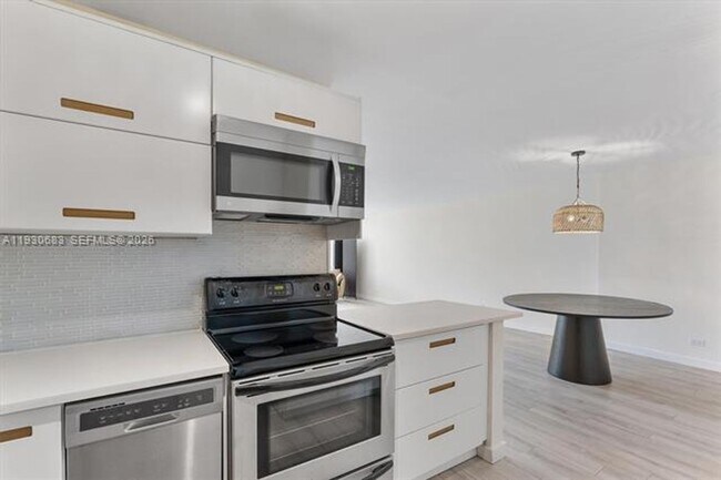 Building Photo - 10101 E Bay Harbor Dr