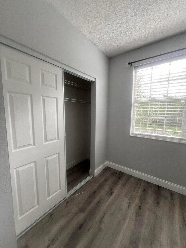 Building Photo - 7823 Sanibel Dr
