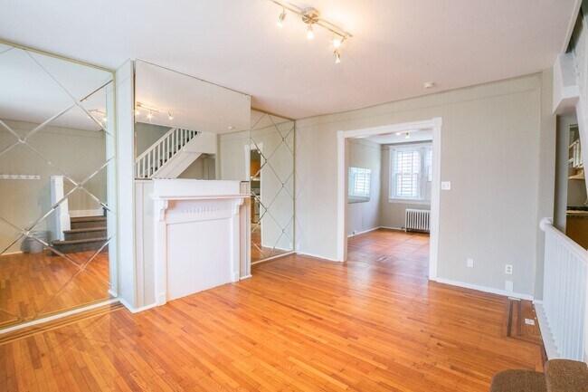 Building Photo - LaSalle Home with Three Bedrooms and Den
