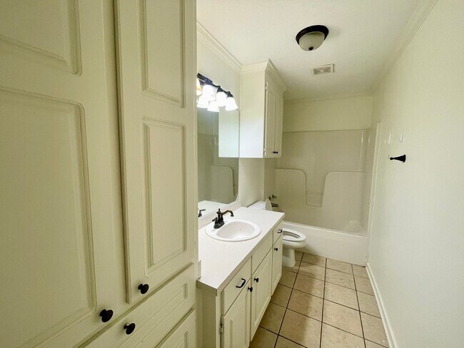 Building Photo - 3/2 Available for Rent in Oak Grove Subdiv...