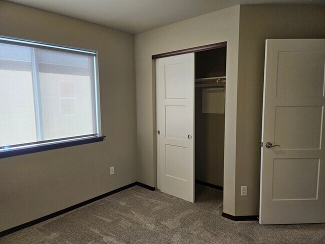 Building Photo - 3 Bedroom, 2.5 Bath House w/ fully fenced yard.