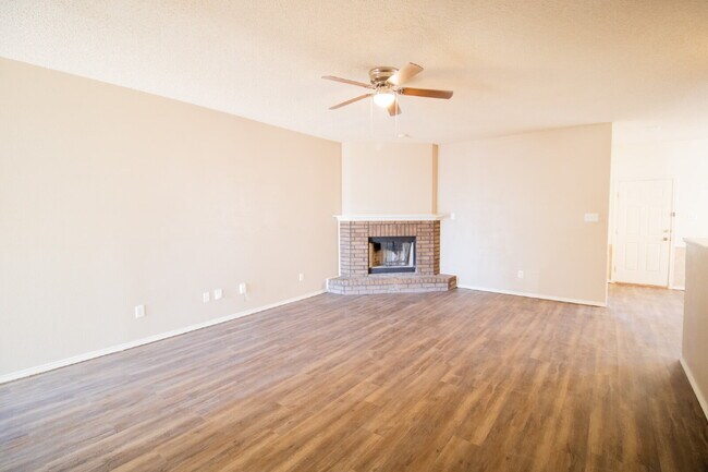 Building Photo - Updated House Located West of Loop 289 & Nearby Take Out!