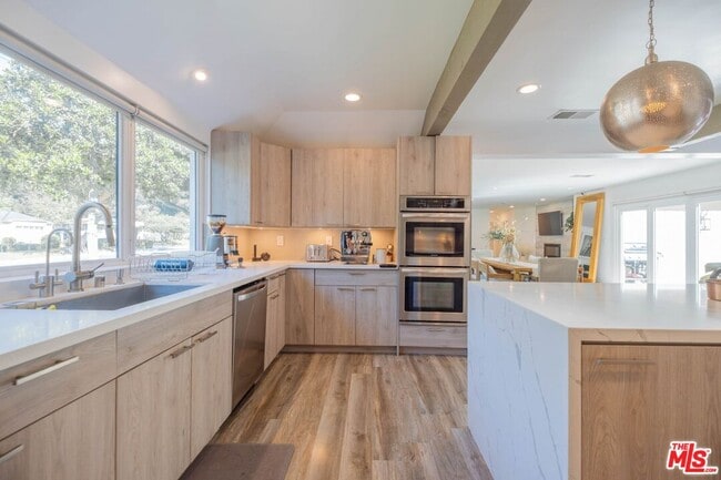 Building Photo - 2760 E Glenoaks Blvd