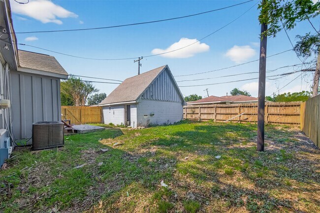 Building Photo - 501 Live Oak St