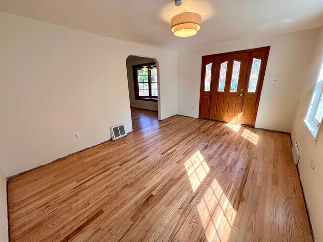 Building Photo - Pittsburgh - 2 Bedroom 1.5 Bathroom - Home...