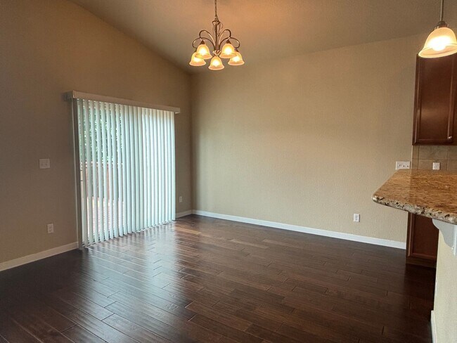 Building Photo - 5 Bedroom, 3 Bathroom Single-Family Home w...
