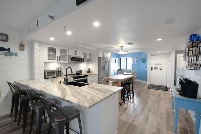 Building Photo - 6035 Sea Ranch Dr