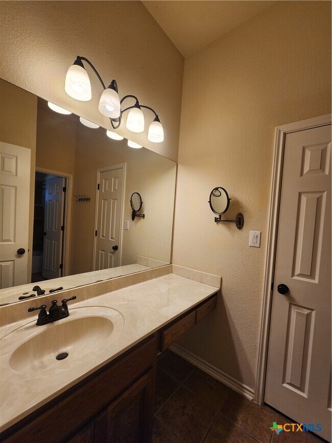 Building Photo - 803 Lodge Creek Dr