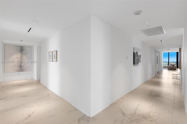 Building Photo - 1000 Biscayne Blvd