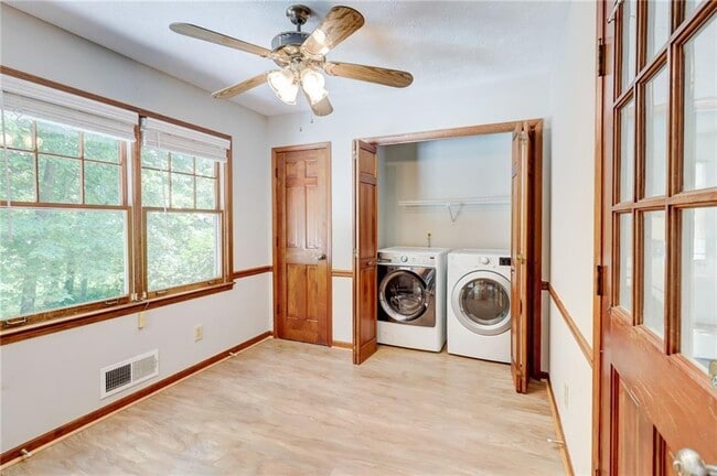 Building Photo - 1049 Seven Springs Cir NE