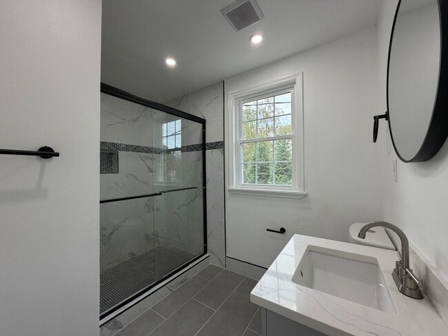Building Photo - Spacious NE Roanoke City Home!