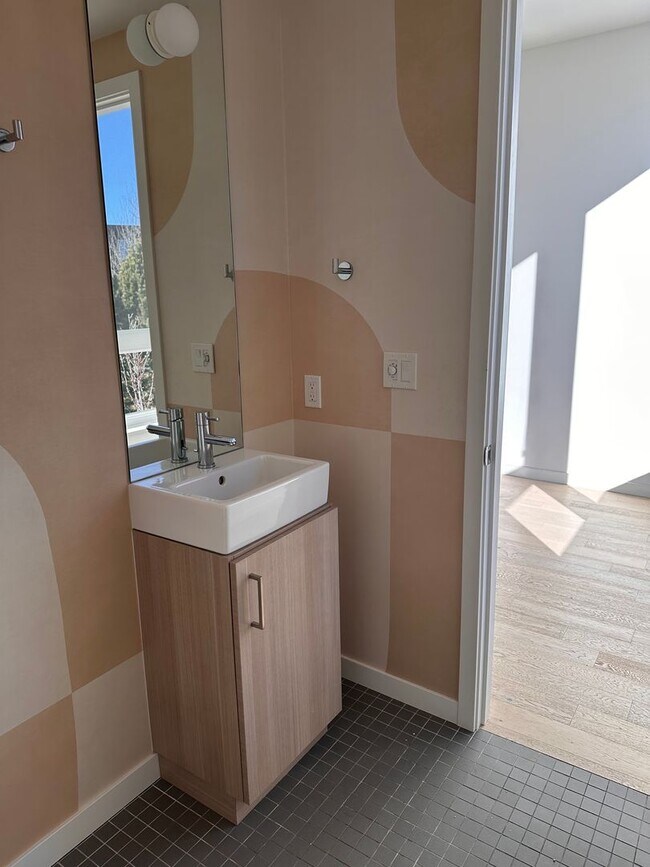 Building Photo - 3 Bedroom 3.5 Bath River Views - Walk to Old Mill