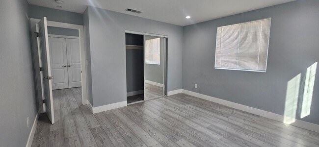 Building Photo - 1658 E 60th St