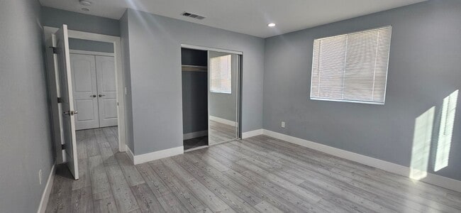Building Photo - 60(1662B)