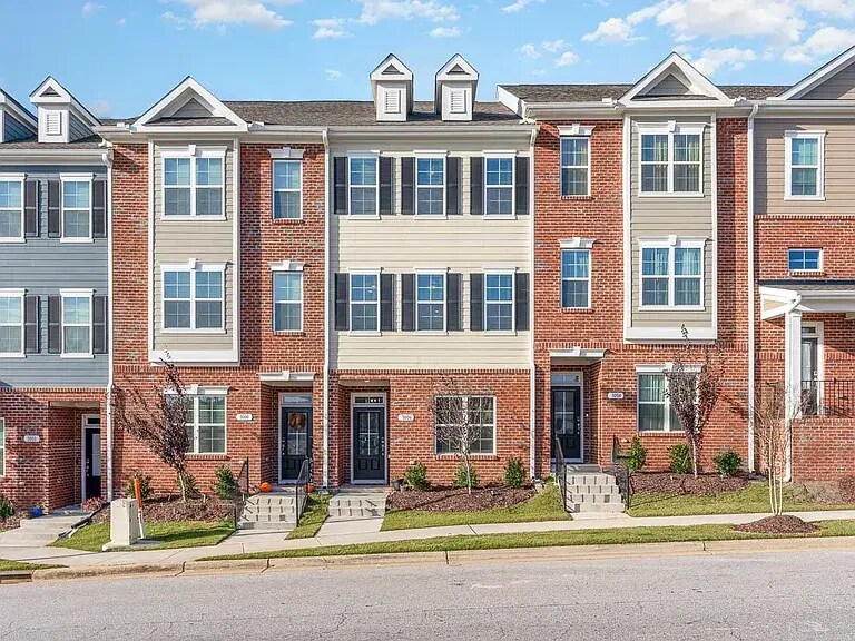 front of townhomes - 1006 Gateway Commons Cir