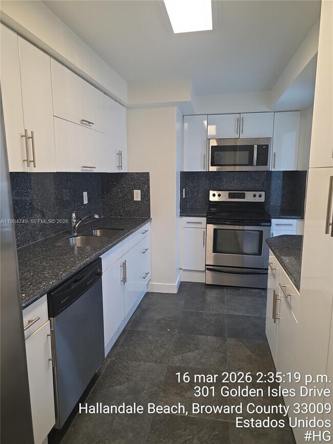 Building Photo - 301 Golden Isles Dr