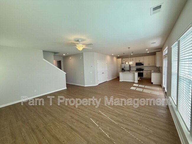 Building Photo - 400 Airways Ave