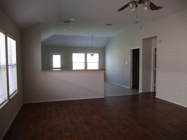 Building Photo - Newly renovated 4/2/2 in Windmill Farms $1950