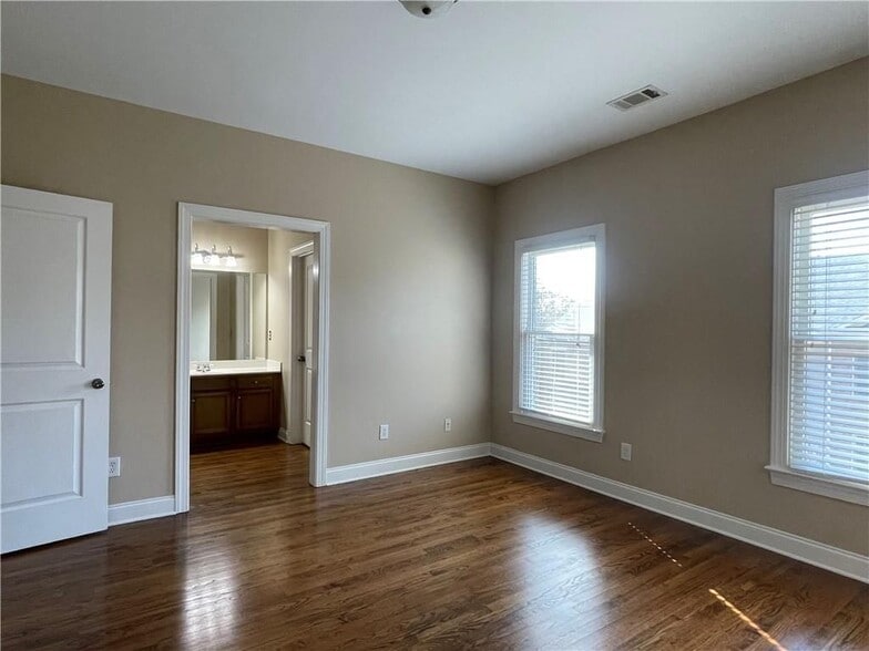 Building Photo - 131 W Ridge Way