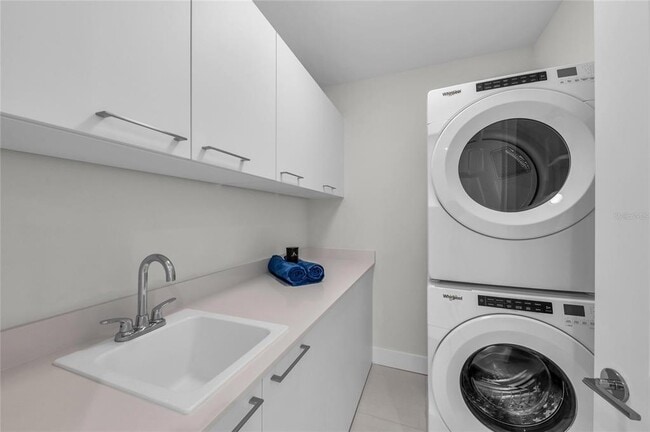 Building Photo - 275 1st Ave S