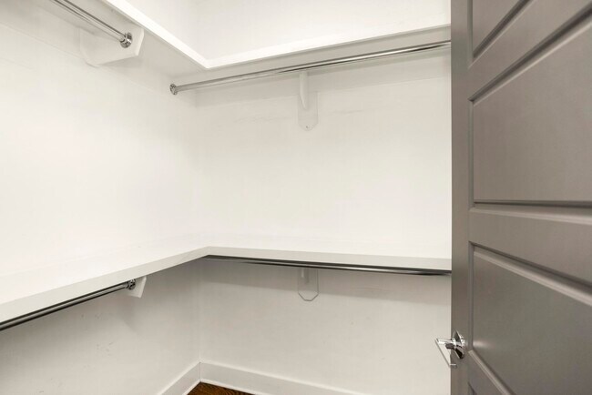 Building Photo - 942 Riverside Dr