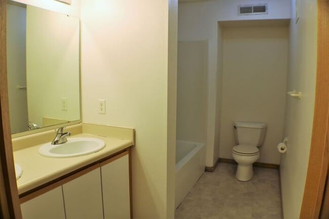 Building Photo - $1,395 | 2 Bedroom, 2 Bathroom Condo | Pets Negotiable* | Available for July 1st, 2026 Move In!