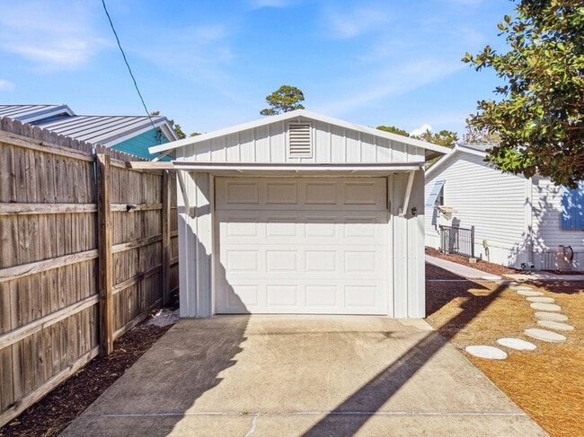 Building Photo - 215 Lee Pl