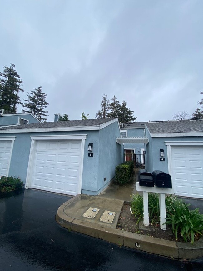 Building Photo - Two Bedroom Condo Close to Orange Circle