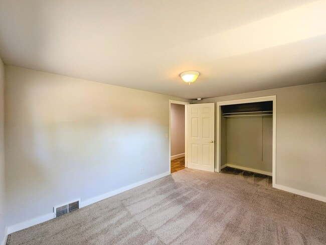 Building Photo - 3bd/.75ba Lynnwood Home