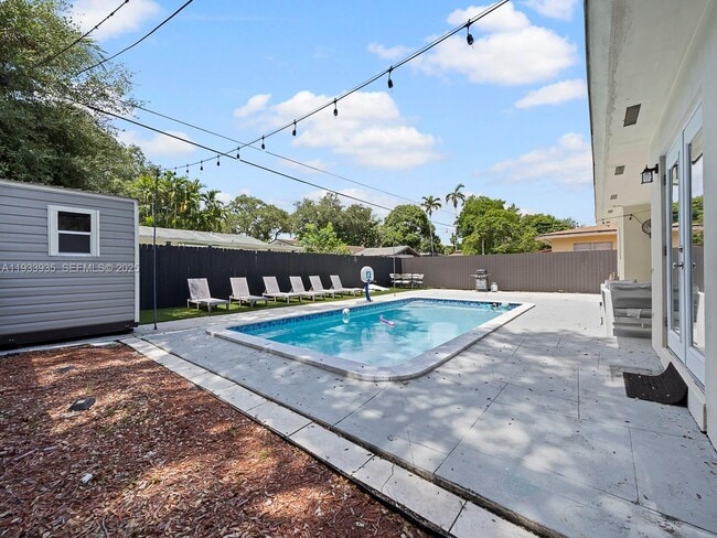 Building Photo - 560 NE 161st St