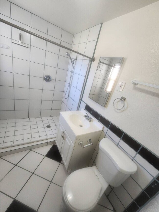 Building Photo - Spacious 3 Bedroom 2 Bath Home