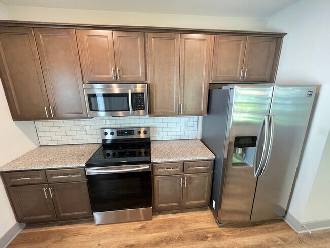 Building Photo - Bristol Creek 2 bedroom unit with fenced p...