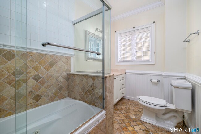 Building Photo - 18 Elm Tree Pl