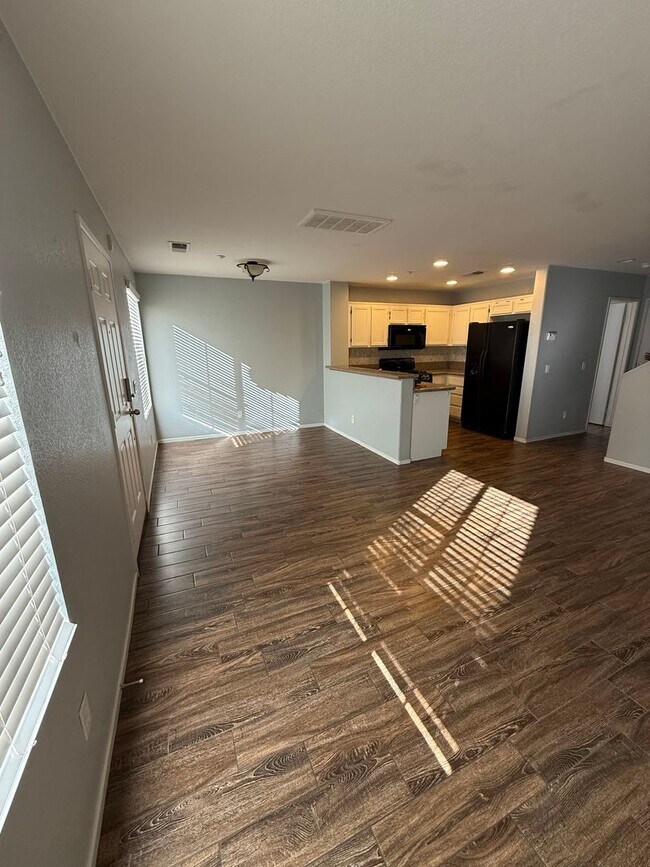 Building Photo - Move-In Ready 2BR / 2.5BA Condo for Rent – Villas Serena