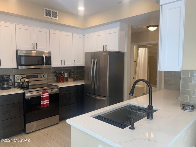 Building Photo - 1500 E Pusch Wilderness Dr