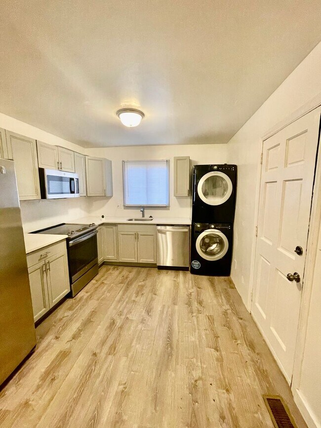 Building Photo - Introducing a charming 3 bedroom, 1 bathroom house located in the heart of Charlotte, NC.