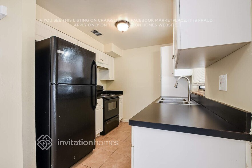 Building Photo - 411 W Charlotte Ave