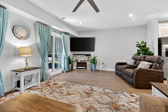 Building Photo - Luxurious 3 Bed 2.5 Bath Townhome In Beautiful Foster's Glen