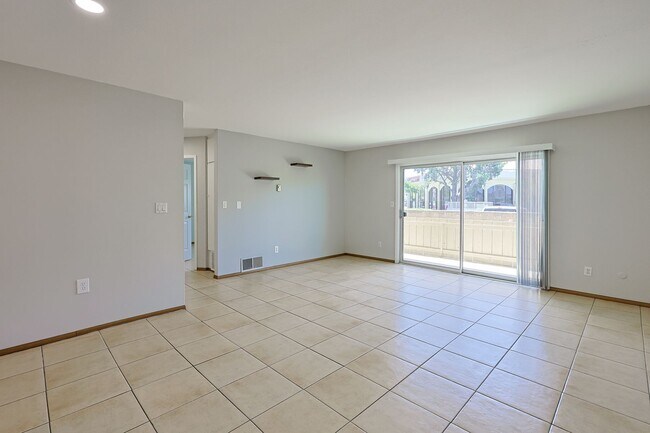 Building Photo - Spacious 2-Bed, 2-Bath Condo in Prime Nort...