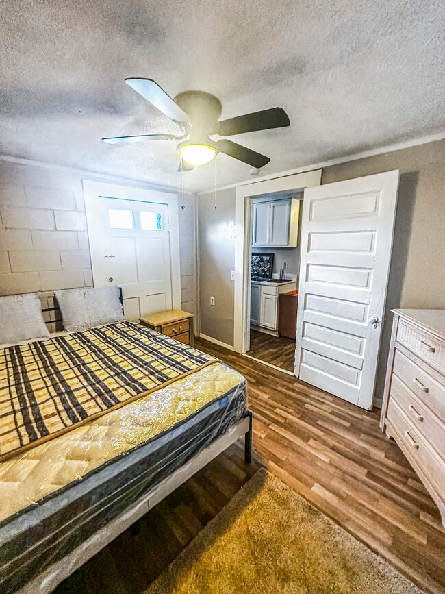 Building Photo - 210 Thurston Ave