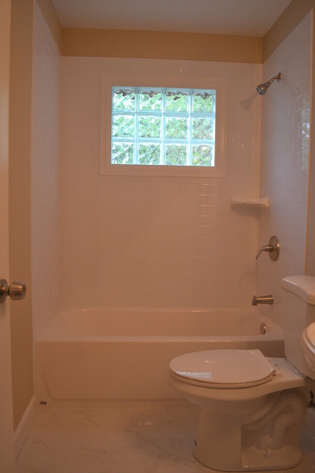 Building Photo - 3BR/1Bth with Covered Patio and Large Stor...