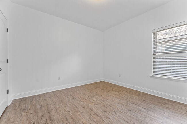Building Photo - 27320 Lashay Dr