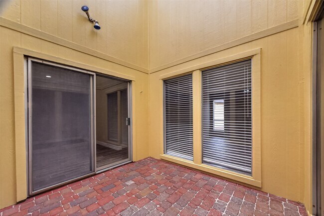Building Photo - 15915 Dunmoor Dr