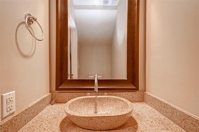 Building Photo - 1926 Augusta Dr